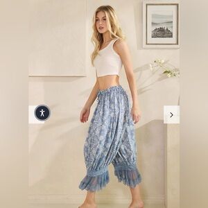 Oli & Hali Blue Floral Cropped Boho Bloomer Pants with Lace Trim - size L - XXL